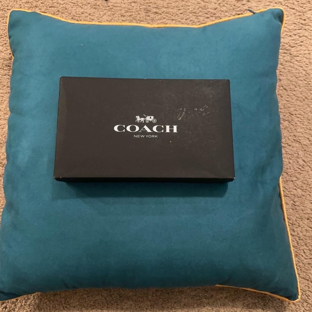 Coach New York black wallet with Gift Box. Iconic coach logo. - Picture 10 of 10
